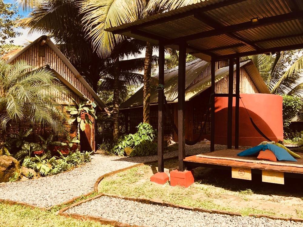 The Mudhouse Hostel Mompiche Bagian luar foto